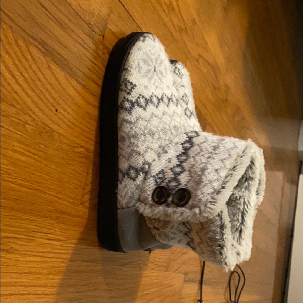 Indoor comfy slippers
